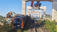 Nach dem Zugunglück in Thailand, bei dem mindestens 32 Menschen ums Leben gekommen sind, mehren ...