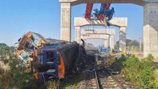Nach dem Zugunglück in Thailand, bei dem mindestens 32 Menschen ums Leben gekommen sind, mehren ...