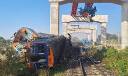 Nach dem Zugunglück in Thailand, bei dem mindestens 32 Menschen ums Leben gekommen sind, mehren ...