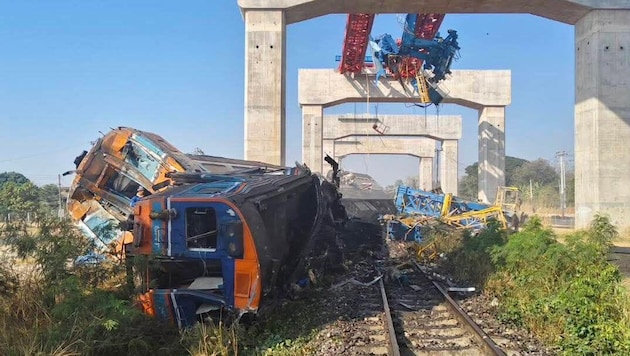 Nach dem Zugunglück in Thailand, bei dem mindestens 32 Menschen ums Leben gekommen sind, mehren ...
