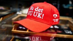 Anti-MAGA-Kappe in einem Shop in Kopenhagen mit den Aufschriften „Make America Go Away“ und „Nu ...