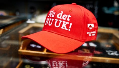 Anti-MAGA-Kappe in einem Shop in Kopenhagen mit den Aufschriften „Make America Go Away“ und „Nu ...