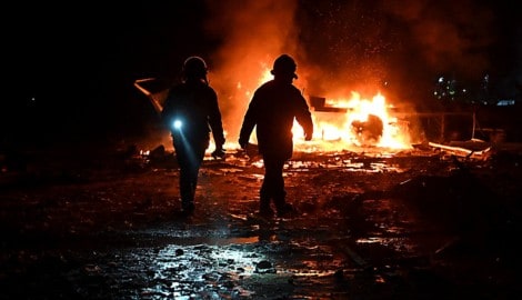 Ukrainische Feuerwehrmänner im Einsatz nach schweren russischen Luftangriffen in Charkiw