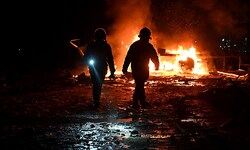 Ukrainische Feuerwehrmänner im Einsatz nach schweren russischen Luftangriffen in Charkiw