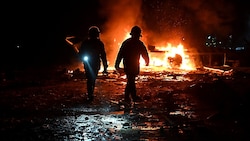 Ukrainische Feuerwehrmänner im Einsatz nach schweren russischen Luftangriffen in Charkiw