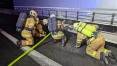 Pfarrwerfener Feuerwehrleute beim Einsatz am Dienstag.