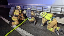 Pfarrwerfener Feuerwehrleute beim Einsatz am Dienstag.