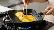 Zart süßlich und schlicht, aber raffiniert: Tamagoyaki ist Japans Antwort auf die Eierrolle.