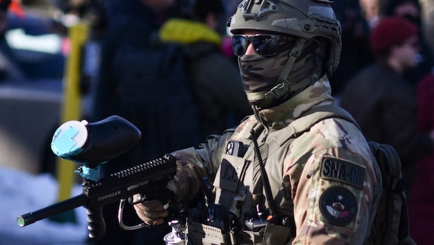 Ein US-Bundesbeamter während eines Einsatzes der ICE in Minneapolis im US-Bundesstaat ...