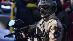 Ein US-Bundesbeamter während eines Einsatzes der ICE in Minneapolis im US-Bundesstaat ...