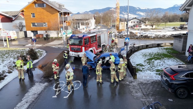 Die Feuerwehr rückte an, um die Lenkerin aus ihrem Auto zu befreien.