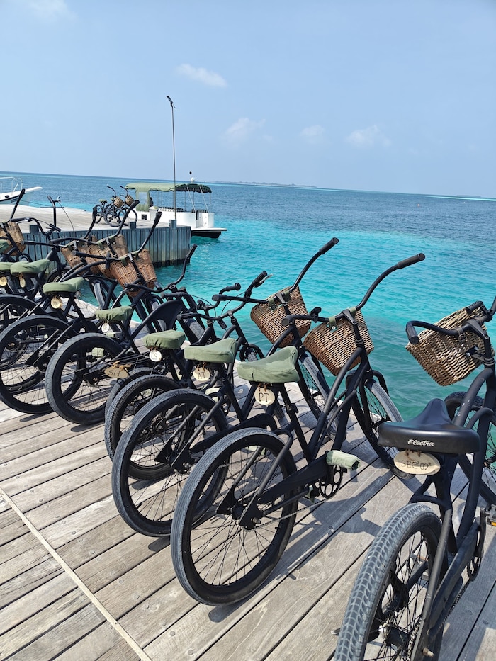 Das Verkehrsmittel auf den Hotel-Inseln: Fahrräder, gekennzeichnet mit den Initialen der Gäste