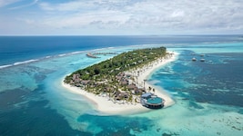 Das Six Senses Kanuhura liegt im Lhaviyani-Atoll und ist von der Hauptstadt Malé in einem etwa ...