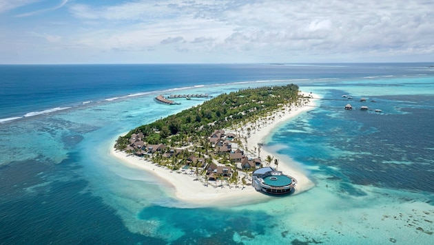 Das Six Senses Kanuhura liegt im Lhaviyani-Atoll und ist von der Hauptstadt Malé in einem etwa ...