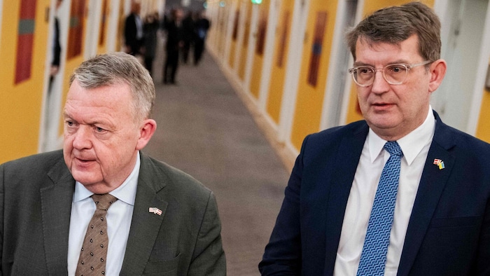 Von links: Dänemarks Außenminister Lars Loekke Rasmussen und Verteidigungsminister Troels Lund ...