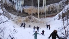 Die Schaulustigen rannten in Panik davon, als sich die Eisblöcke vom Wasserfall lösten.