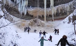 Die Schaulustigen rannten in Panik davon, als sich die Eisblöcke vom Wasserfall lösten.