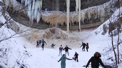 Die Schaulustigen rannten in Panik davon, als sich die Eisblöcke vom Wasserfall lösten.