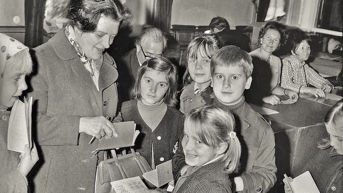 Weltspartag in der Sparkasse (1974)