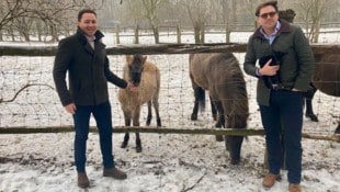 Andreas (li.) und Christian Andert in ihrem Tierpark. Sie haben viel vor. Der urige Charme soll ...