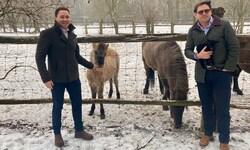 Andreas (li.) und Christian Andert in ihrem Tierpark. Sie haben viel vor. Der urige Charme soll ...