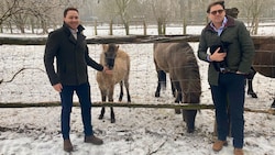 Andreas (li.) und Christian Andert in ihrem Tierpark. Sie haben viel vor. Der urige Charme soll ...