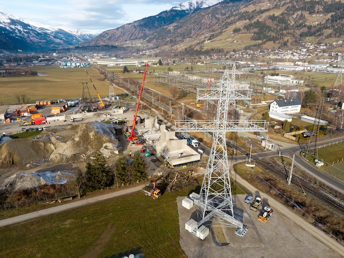 Die APG arbeiteten mit Hochdruck, um am Umspannwerk in Nußdorf-Debant die Masten zu erneuern ...