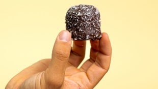 Schwedenbomben werden teilweise noch per Hand hergestellt.