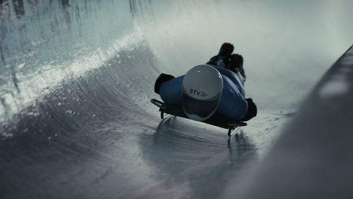 Fünfmal raste Schild den Eiskanal hinunter.