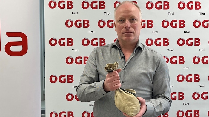 Michael Schöpf mit dem Stoffsack voller Münzen, den die Fahrer verwalten müssen.