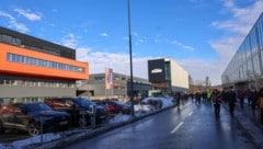 Um Punkt 14 Uhr strömten die Arbeiter der Produktion aus dem Firmengebäude in Mattighofen. 
