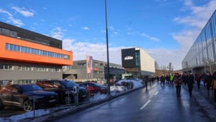 Pressefoto Scharinger/Daniel Scharinger Um Punkt 14 Uhr strömten die Arbeiter der Produktion aus dem Firmengebäude in Mattighofen.