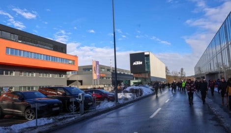 Um Punkt 14 Uhr strömten die Arbeiter der Produktion aus dem Firmengebäude in Mattighofen. 