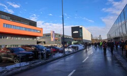 Um Punkt 14 Uhr strömten die Arbeiter der Produktion aus dem Firmengebäude in Mattighofen. 