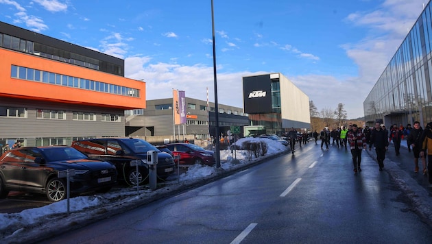 Um Punkt 14 Uhr strömten die Arbeiter der Produktion aus dem Firmengebäude in Mattighofen.