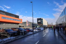 Um Punkt 14 Uhr strömten die Arbeiter der Produktion aus dem Firmengebäude in Mattighofen. 