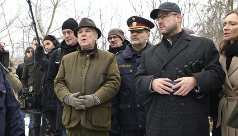 Für spektakuläre Bilder wurde gleich zu Beginn mit einem Ausflug zum Fundort gesorgt.