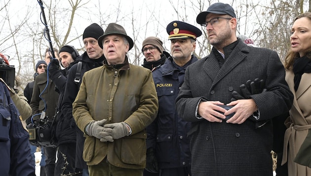 Für spektakuläre Bilder wurde gleich zu Beginn mit einem Ausflug zum Fundort gesorgt.