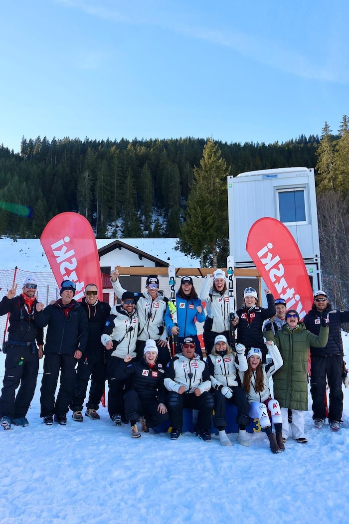 Das Duo wurde vom gesamten Team gefeiert.