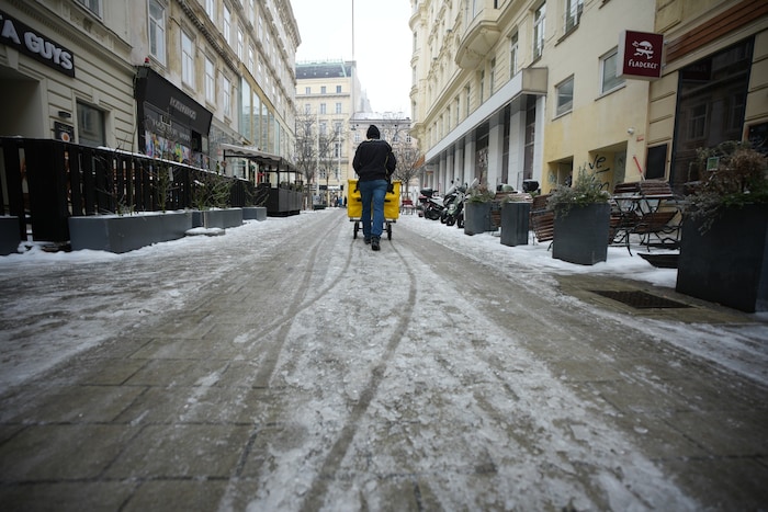 Auch Tage nach dem Ende des Schneefalls blieben Gehwege weiterhin nur im Sparprogramm geräumt.