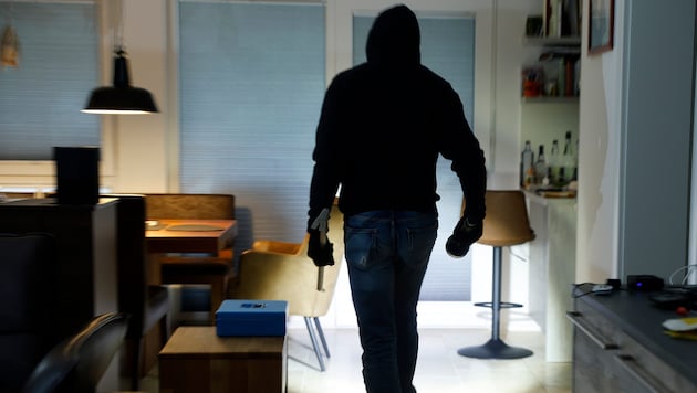 Im Wohnzimmer traf der Bewohner auf die beiden Fremden (Symbolbild).