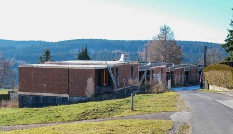 Die fünf Rohbauten in Kirchschlag wurden um 770.000 Euro versteigert.