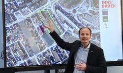 Bürgermeister Johannes Anzengruber zeigt das Grundstück im Osten der Stadt