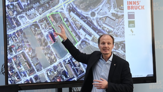 Bürgermeister Johannes Anzengruber zeigt das Grundstück im Osten der Stadt
