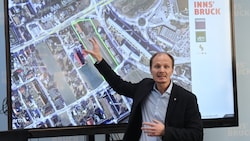 Bürgermeister Johannes Anzengruber zeigt das Grundstück im Osten der Stadt