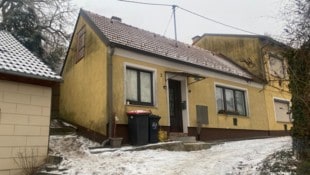 Der Tatort in NÖ wurde von den Kriminalisten genau unter die Lupe genommen und versiegelt.