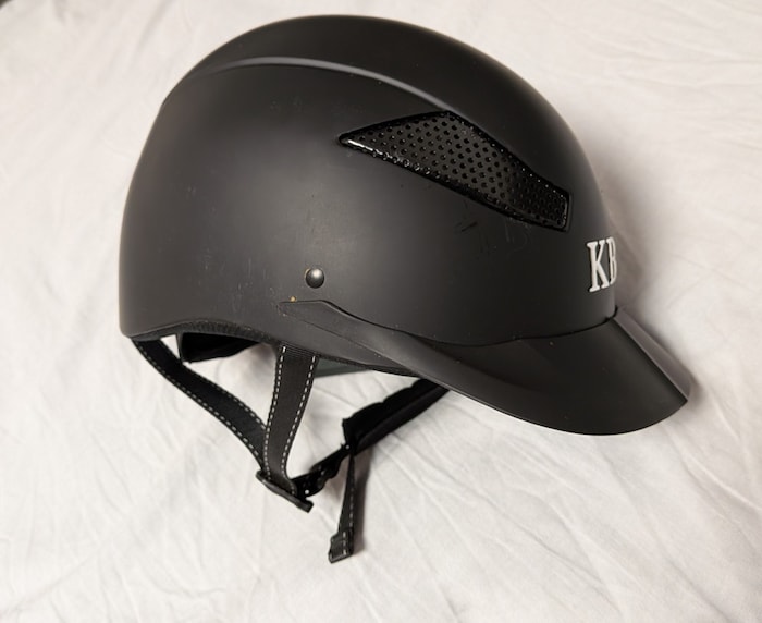 Diesen Helm hatte das zehnjährige Mädchen auf, als es vom Pferd stürzte.