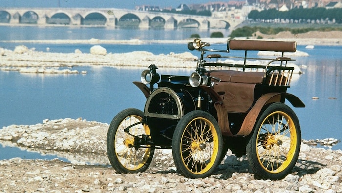Es war die revolutionäre Kardanwelle, mit der Louis Renaults erste Voiturette vom Typ A im Jahr ...