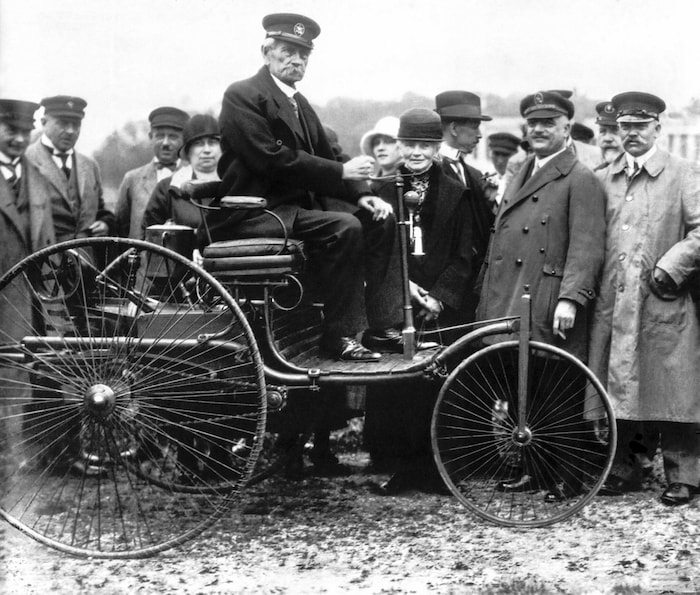 Carl Benz erlebte noch den Beginn der Massenmotorisierung, hier sitzt er 1925 am Steuer seines ...