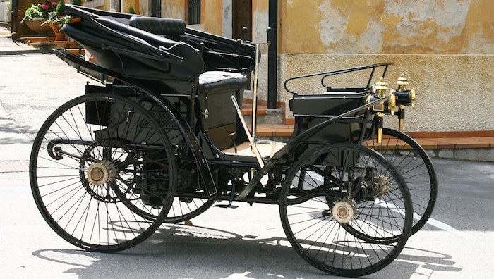 Daimler dominierte zunächst auch in Frankreich die Motorisierung, so nutzte der Peugeot Typ 3 ...